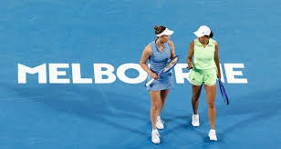 长春亚泰队启程出征青岛时，球迷用歌声为将士们送行